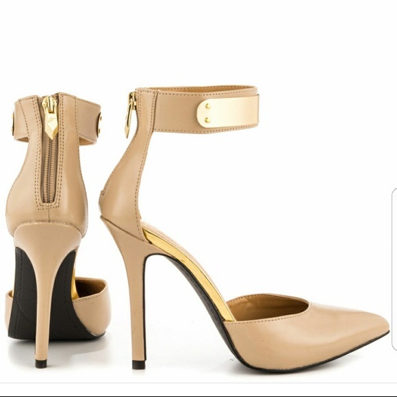 Fergie Palace ankle strap pump in “portrait” - Picture 2 of 8